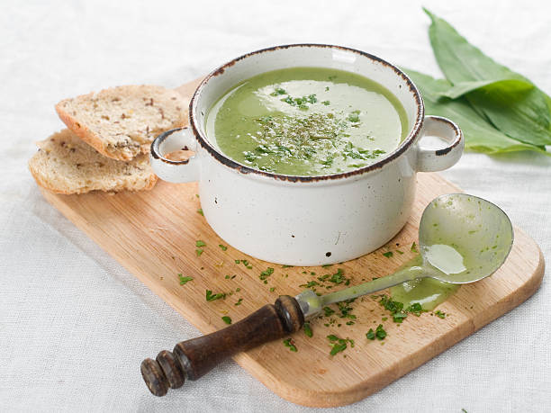 gemüse creme suppe - eating utensil green pea vegetarian food organic stock-fotos und bilder