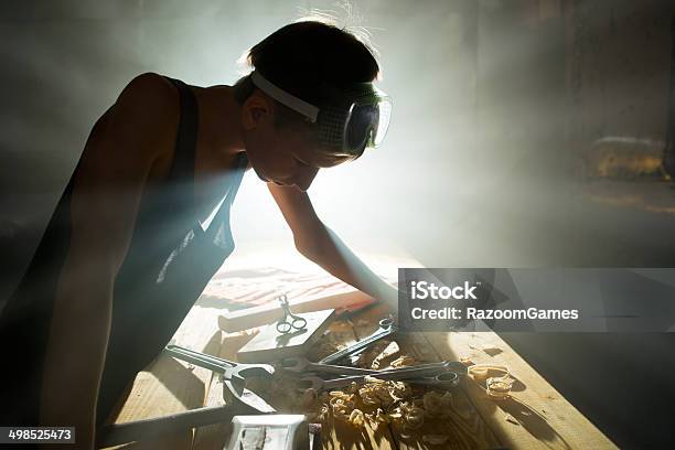 Reparaturen In Workshop Stockfoto und mehr Bilder von Erfinder - Erfinder, Teenager-Alter, Werkstatt