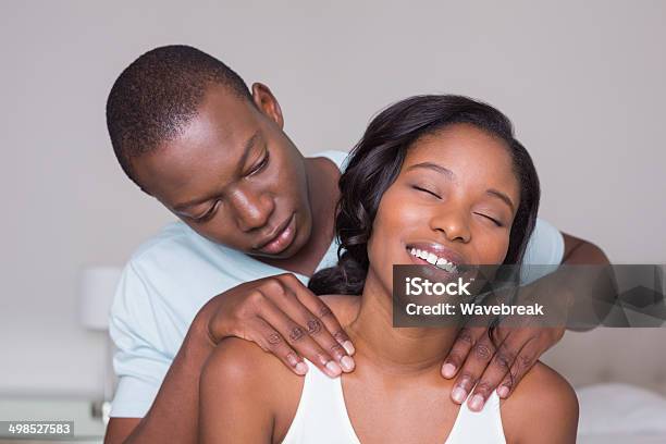 Mann Gibt Seine Freundin Eine Schultermassage Stockfoto und mehr Bilder von Afrikanischer Abstammung - Afrikanischer Abstammung, Afro-amerikanischer Herkunft, Augen geschlossen