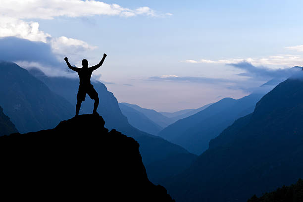 silhueta de homem de sucesso de caminhadas nas montanhas - blue summit imagens e fotografias de stock