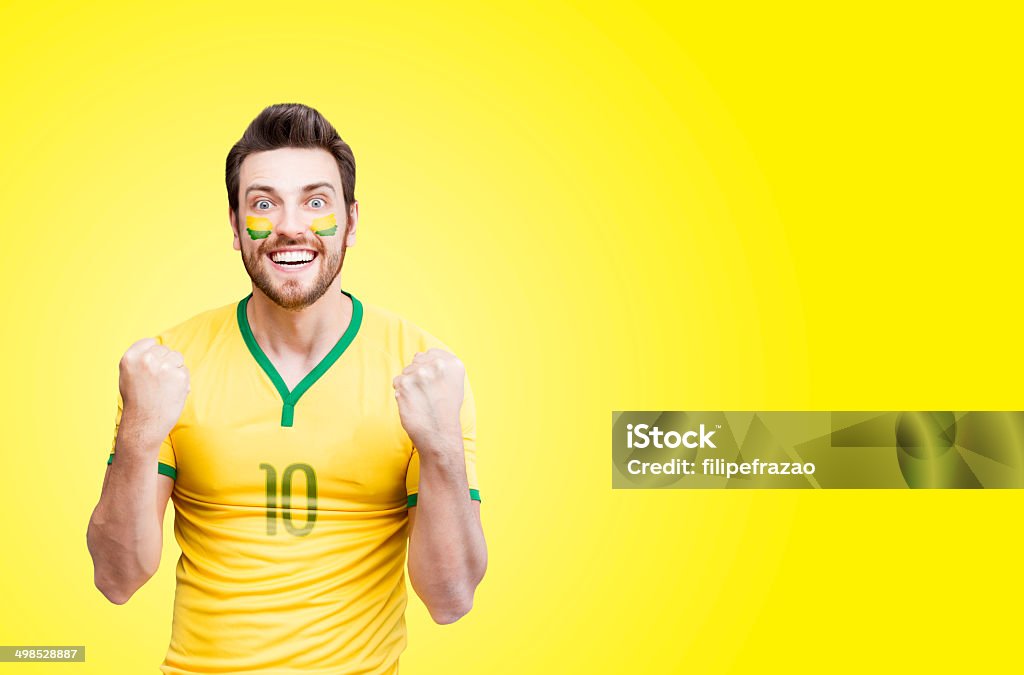 Brazilian fan celebra em Fundo amarelo - Foto de stock de Brasil royalty-free