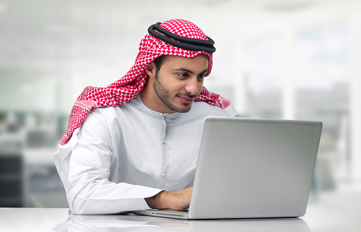 Arabian un hombre de negocios trabajando en la computadora portátil en su oficina photo