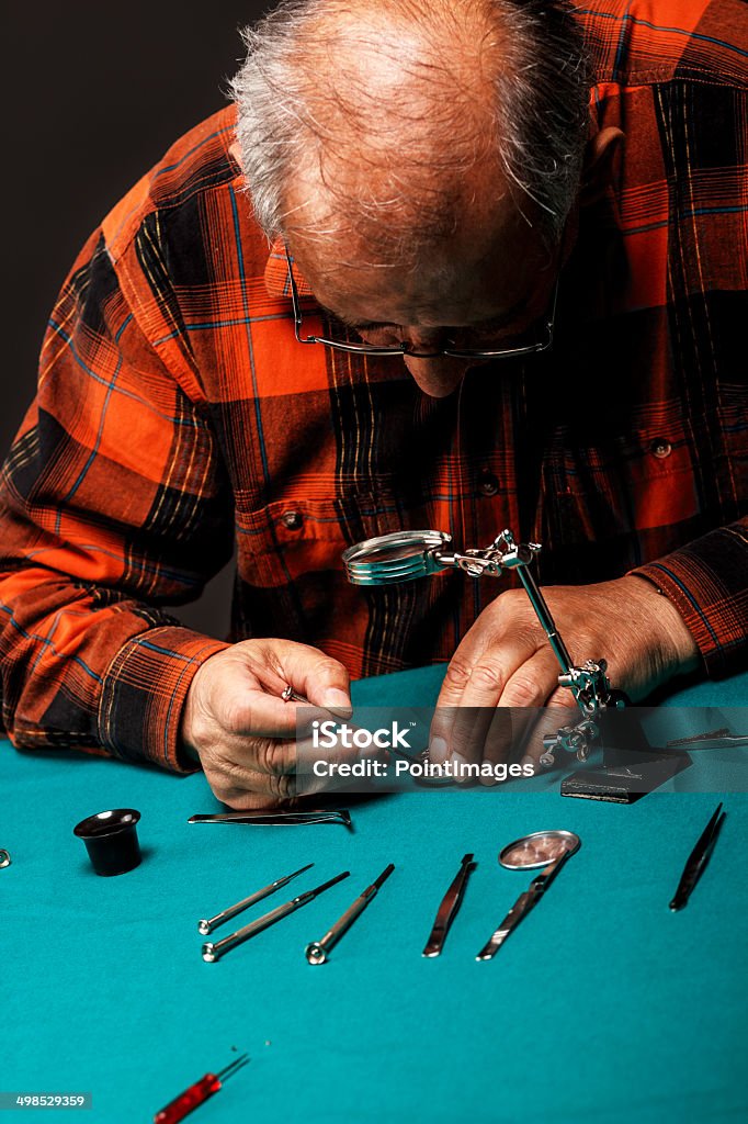 Réparer la vieille montre de poche - Photo de 60-64 ans libre de droits
