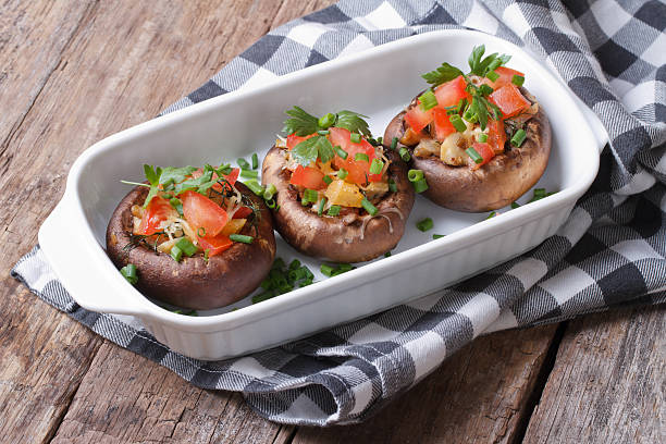 구은 버섯 속채운, 치즈, 토마��토 및 야채면 - edible mushroom stuffed portabello mushroom vegetarian food 뉴스 사진 이미지