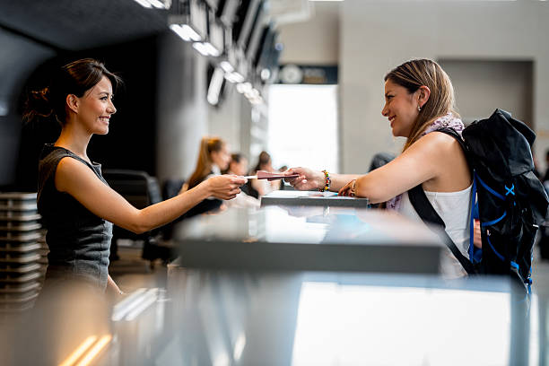 femme à l'aéroport  - personnel aérien au sol photos et images de collection