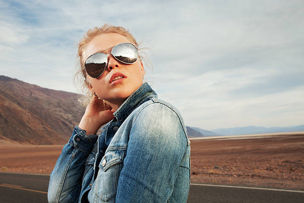 óculos de sol - fashion women denim farm imagens e fotografias de stock