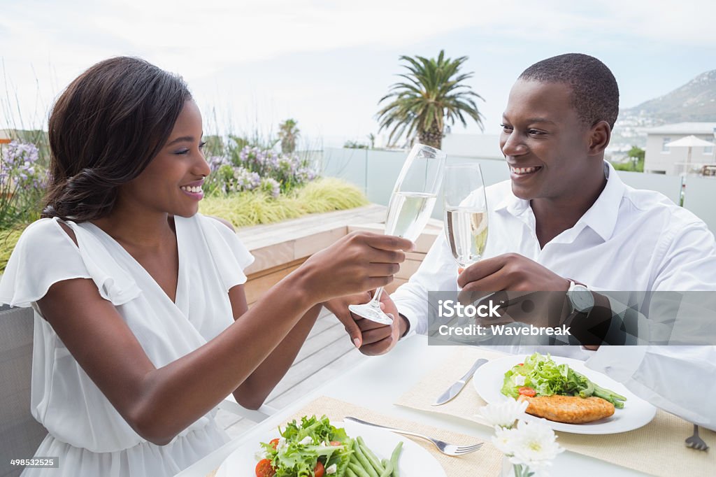 Glückliches Paar mit Ihr Mittagessen im Freien und Trinken Champagner - Lizenzfrei Afrikanischer Abstammung Stock-Foto