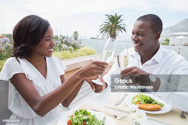Glückliches Paar Mit Ihr Mittagessen Im Freien Und Trinken Champagner Stockfoto und mehr Bilder von Afrikanischer Abstammung