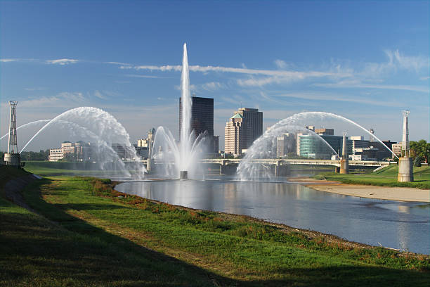 Morning Cityscape Skyline of Dayton, Ohio.. Water Fountain in the River and Cityscape of Dayton, Ohio, USA. Morning. dayton ohio skyline stock pictures, royalty-free photos & images