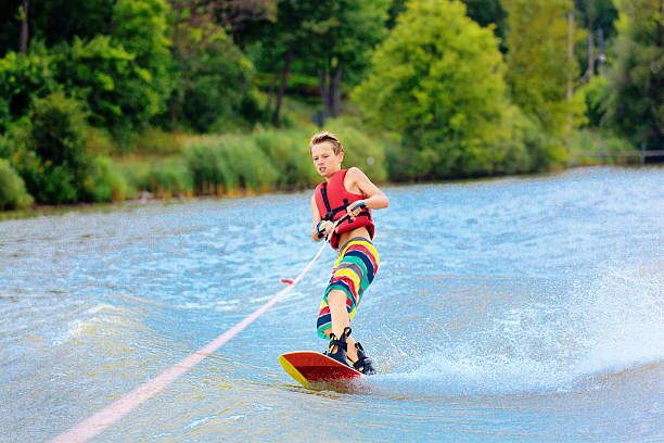 aktywne teen chłopiec woda narta karty nad jeziorem w letni - wakeboarding waterskiing water sport stunt zdjęcia i obrazy z banku zdjęć