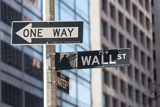 sinal de wall street em nova iorque - one way street sign imagens e fotografias de stock