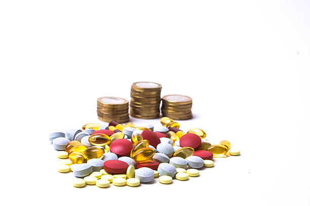 medicina le pillole e capsule con denaro - healthcare and medicine healthy lifestyle finance newspaper foto e immagini stock