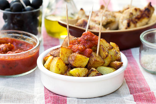 spanish pommes de terre patatas bravas pour des tapas - patatas bravas photos et images de collection