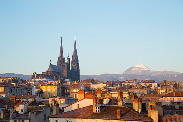 dachterrasse mit blick auf puy-de-dôme clermont ferrand auvergne - travel house church built structure stock-fotos und bilder