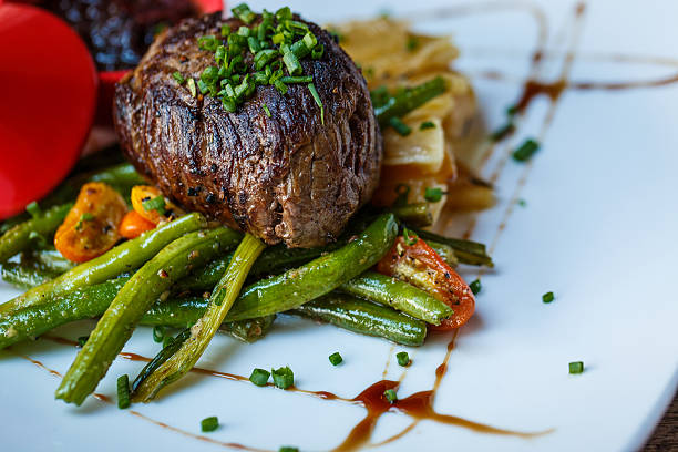 köstliches rindfleisch steak - steak filet mignon gourmet fillet stock-fotos und bilder
