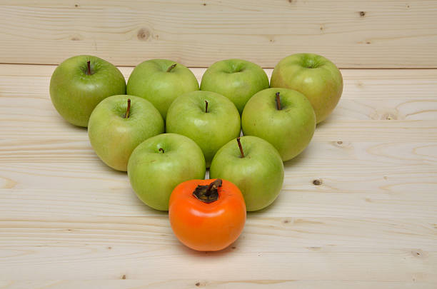 초록색입니다 사과들 및 오랑주 kaki apple - individuality standing out from the crowd apple contrasts 뉴스 사진 이미지