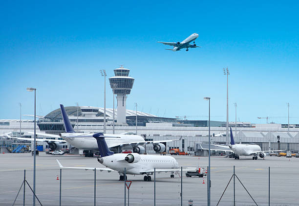 международный аэропорт мюнхена - air traffic control tower airport runway air travel стоковые фото и изображения