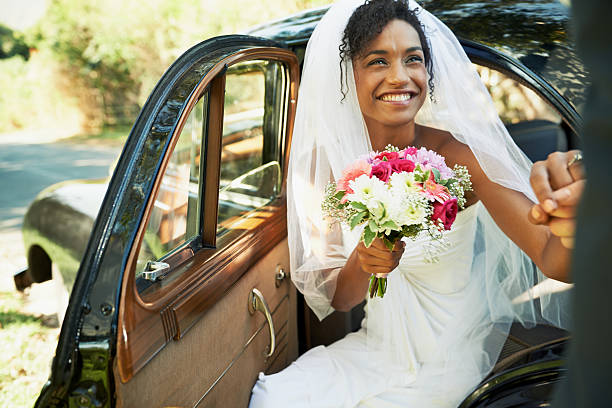 vieni con me e il mio amore - wedding dress bouquet wedding bride foto e immagini stock