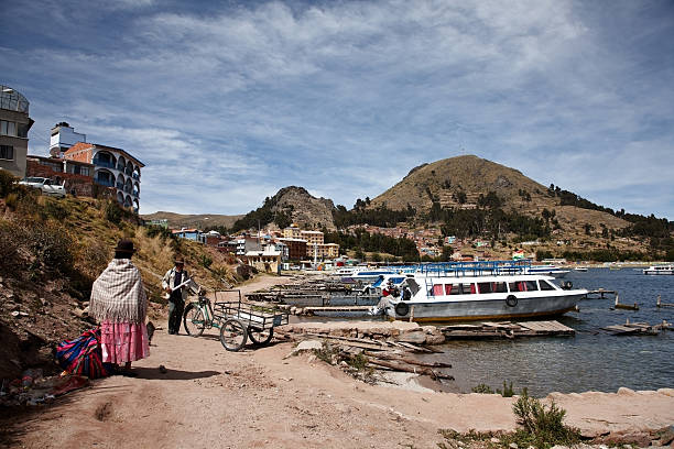 bolivians und touristen boarding boot in copacabana am titicaca-see - bolivia copacabana bolivian ethnicity lake titicaca stock-fotos und bilder