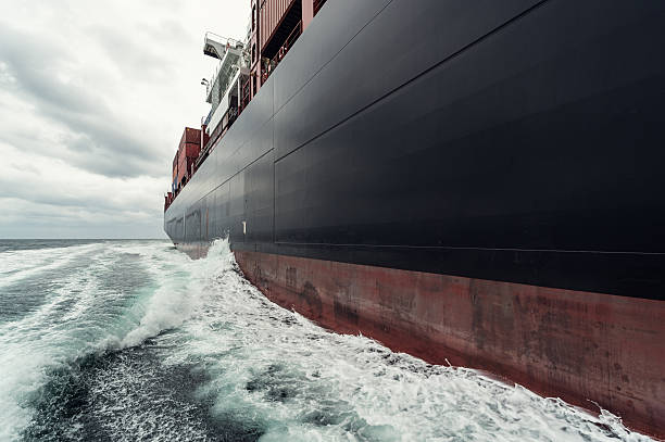 buque de carga en el mar - casco parte del barco fotografías e imágenes de stock