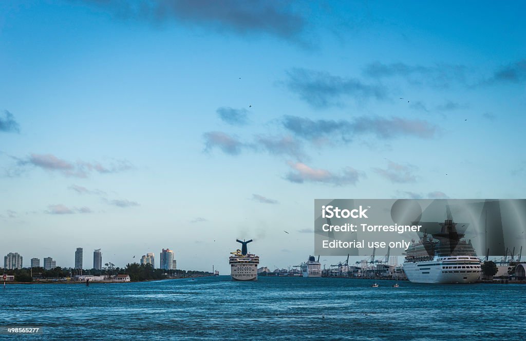 Navire de croisière quittant le Terminal de croisière de Miami - Photo de Balcon libre de droits