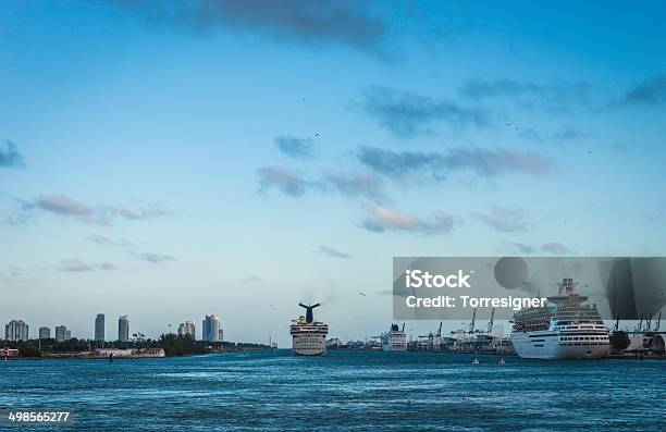 Photo libre de droit de Navire De Croisière Quittant Le Terminal De Croisière De Miami banque d'images et plus d'images libres de droit de Balcon