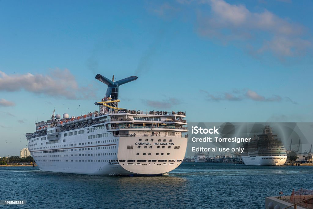 Statek wycieczkowy, pozostawiając Miami Cruise Terminal - Zbiór zdjęć royalty-free (Balkon)