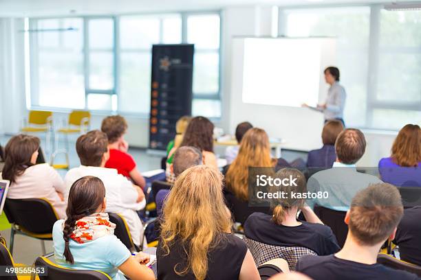 Redner Bei Businesskonferenz Und Präsentation Stockfoto und mehr Bilder von Kurs - Kurs, Geschäftsleben, Zuschauerraum