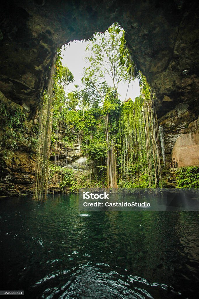 Jezioro w jaskini - Zbiór zdjęć royalty-free (Cenote)