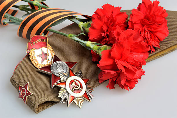 military tapa, rojo, flores, saint george cinta, pedidos militares - hoz y martillo fotografías e imágenes de stock