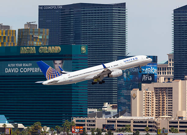 united airlines 757 las vegas. - the cosmopolitan of las vegas foto e immagini stock