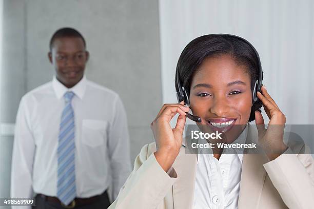 Call Centre Agent Talking On The Headset Smiling At Camera - Fotografias de stock e mais imagens de Centro de Chamadas Telefónicas