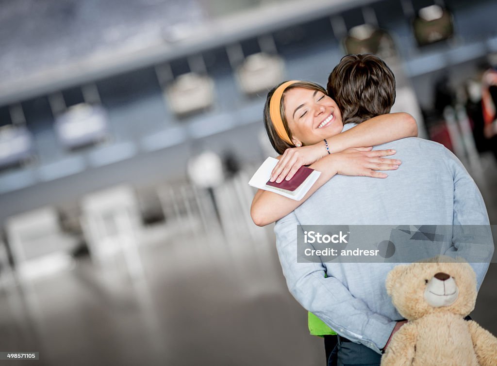 Mann seine Freundin einladende - Lizenzfrei Flughafen Stock-Foto