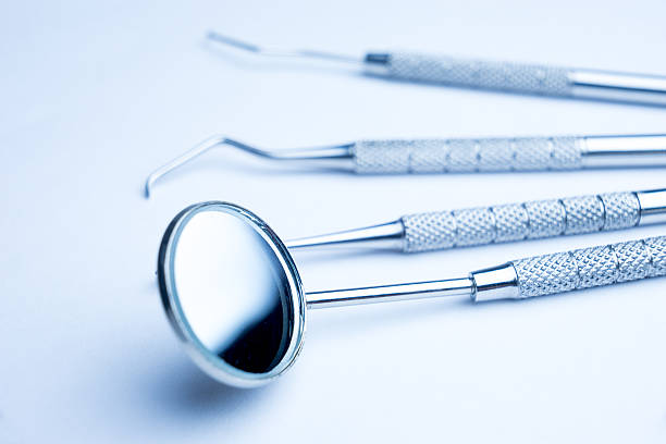 メタル製の歯科医院の医療歯科機器のツール - dentist mirror orthodontist carver ストックフォトと画像