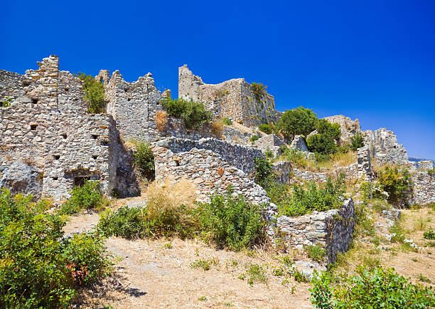 руины старого форт в мистрас, греция - sparta greece ancient past archaeology стоковые фото и изображения
