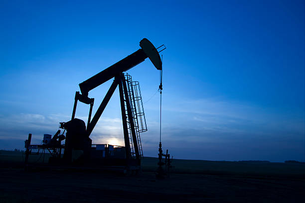 sunrise pumpjack - oil pump oil industry alberta equipment foto e immagini stock