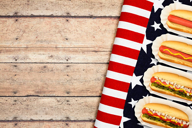 cuatro de julio de perros calientes (hot dogs) - napkin american flag holiday fourth of july fotografías e imágenes de stock