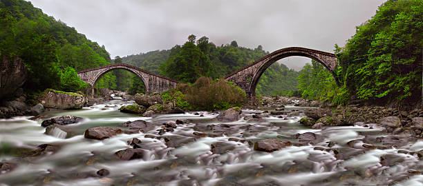 stone bridge - arch rock foto e immagini stock