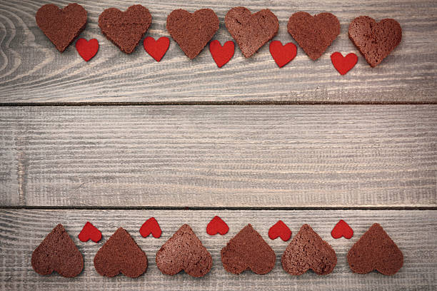 istock Two rows of sweet chocolate hearts 498581916