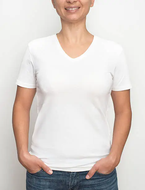 Woman wearing blank t-shirt.