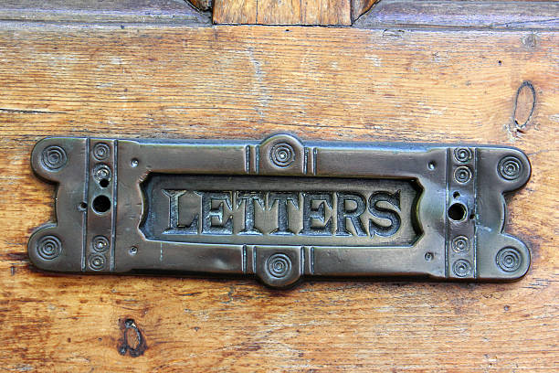 старый медных letterbox надписями «букв» в глянцевая деревянные двери - metal verdigris textured effect textured стоковые фото и изображения