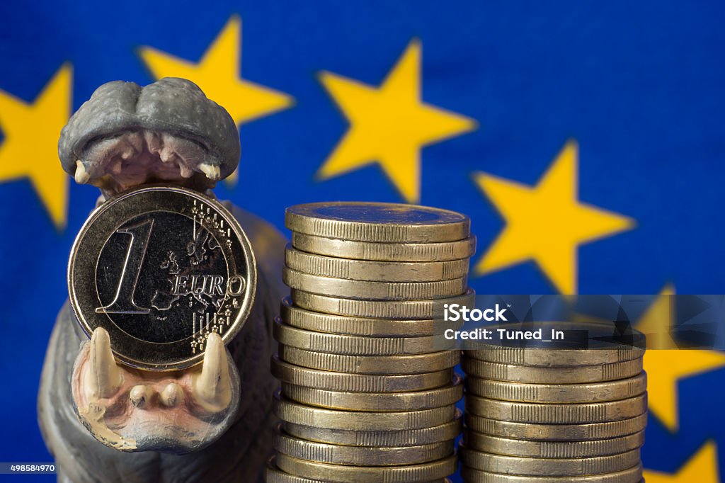 Moneda Euro en boca de hipona figura, bandera de la UE - Foto de stock de Dinero libre de derechos