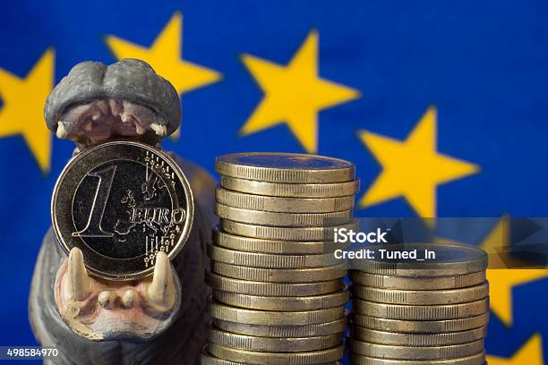 Moneda Euro En Boca De Hipona Figura Bandera De La Ue Foto de stock y más banco de imágenes de Dinero