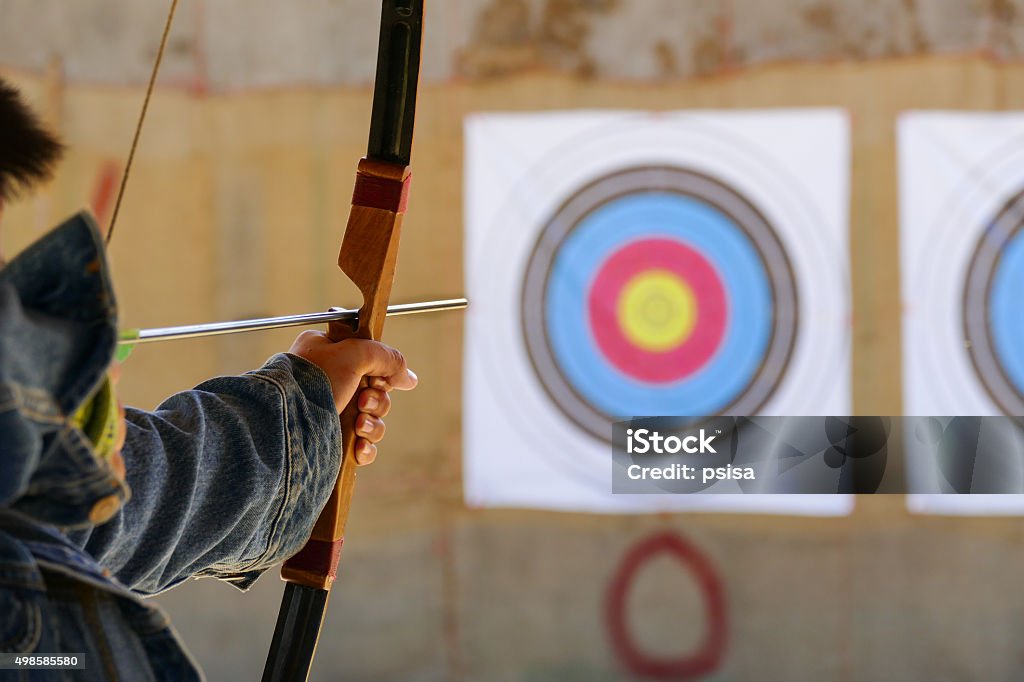 archer ponga el tiro con arco en el objetivo - Foto de stock de Tiro con arco libre de derechos