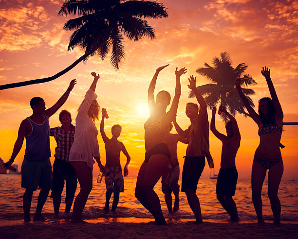 silhueta de dança de pessoas na praia ao pôr do sol - group of people women beach community imagens e fotografias de stock