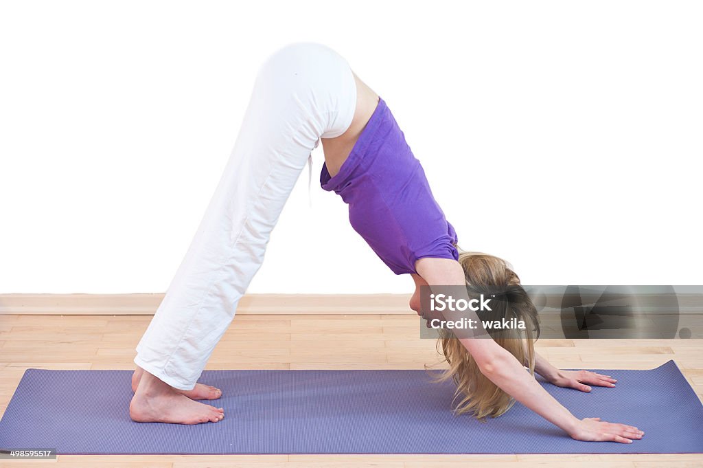 yoga mulher com vestido rosa magenta meditating - Foto de stock de Adolescente royalty-free