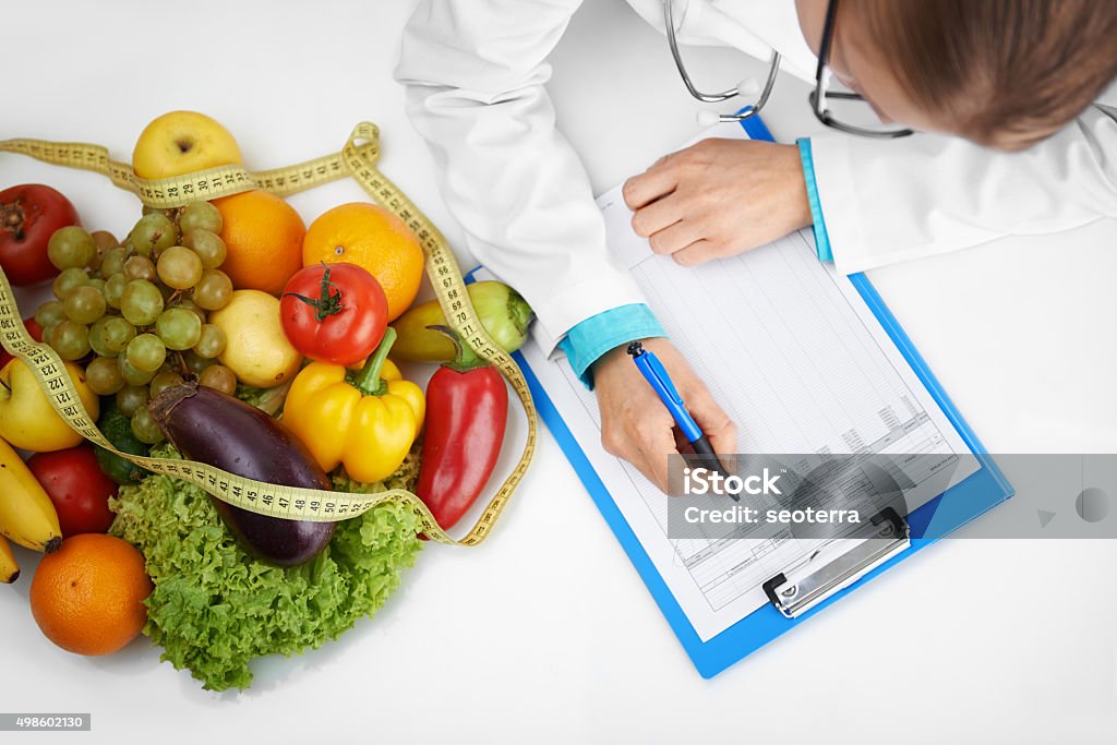 Arzt dietitian schreiben - Lizenzfrei Ernährungsberater Stock-Foto
