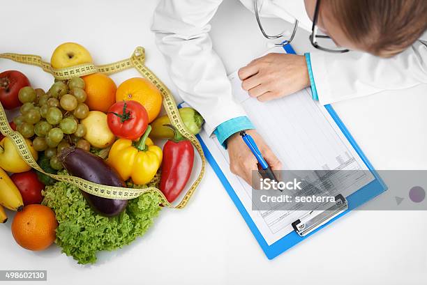 Arzt Dietitian Schreiben Stockfoto und mehr Bilder von Ernährungsberater - Ernährungsberater, 2015, Abnehmen