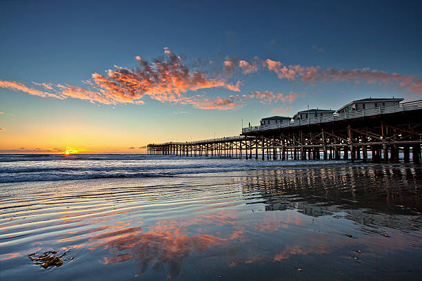 pôr do sol no crystal píer em pacific beach, san diego, califórnia. - beach sunset sand wood - fotografias e filmes do acervo