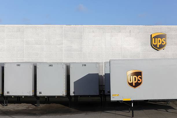 ups logisitic center de vejle, danemark - united parcel service truck shipping delivering photos et images de collection